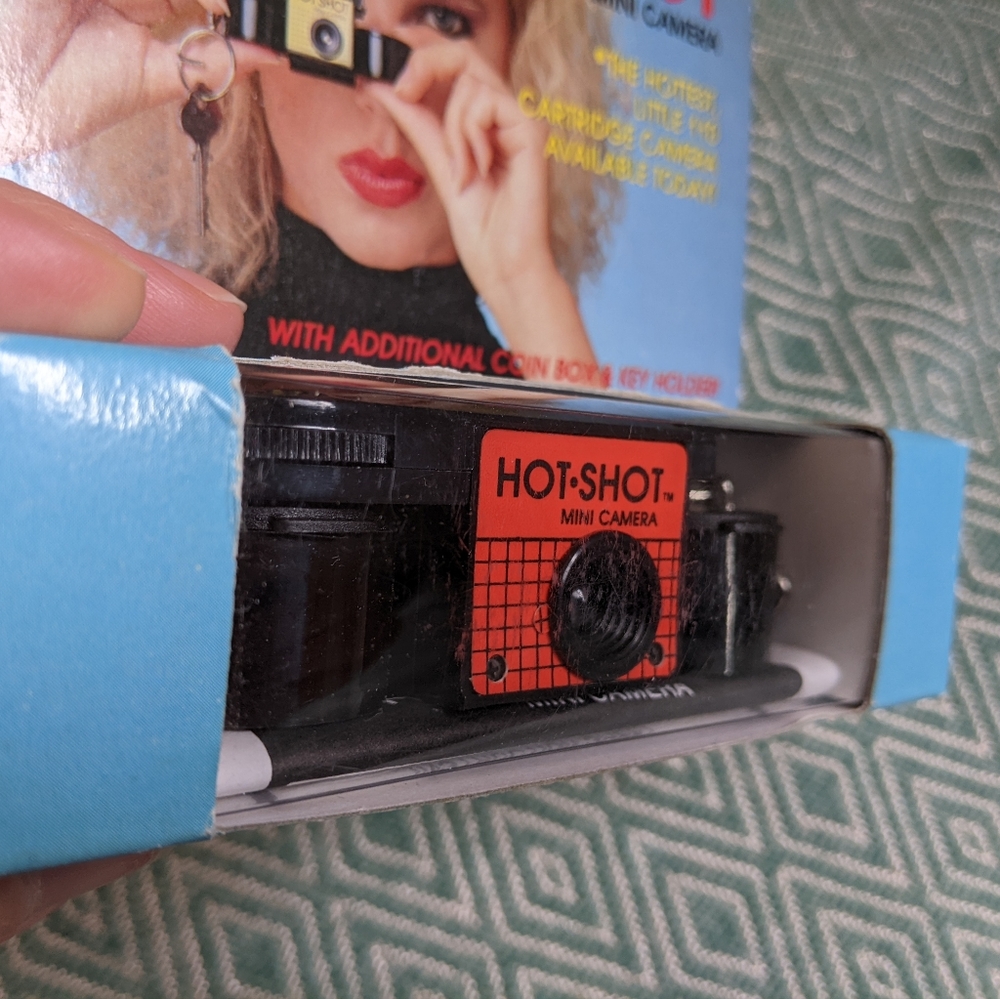 Vintage Hot Shot Mini Camera - Picture 3 of 6